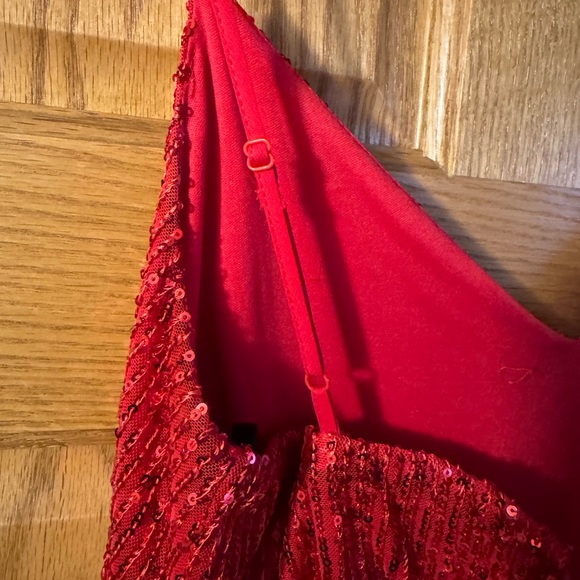 Red sequins dress - Picture 4 of 4